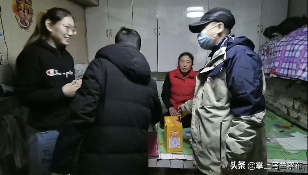 内蒙古通信行业突击小分队雪原急驰10小时帮助学生解决信号问题