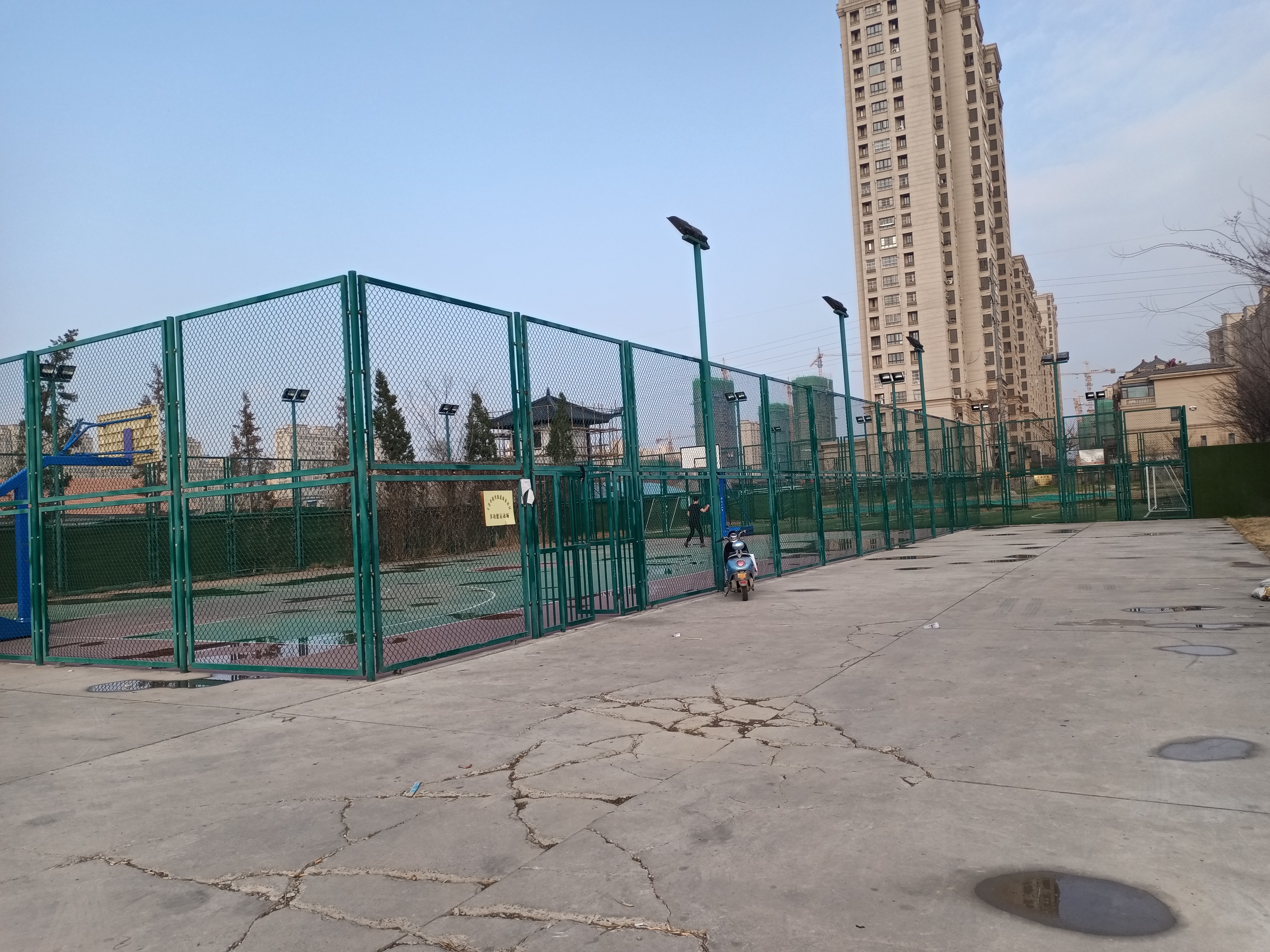 春暖花开正当时,丰县河滨公园成了很多丰县人的休闲胜地