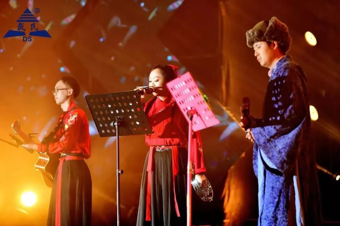 规范自律天道酬勤，奉献担当人心有秤，戴氏教育名航部拜年会