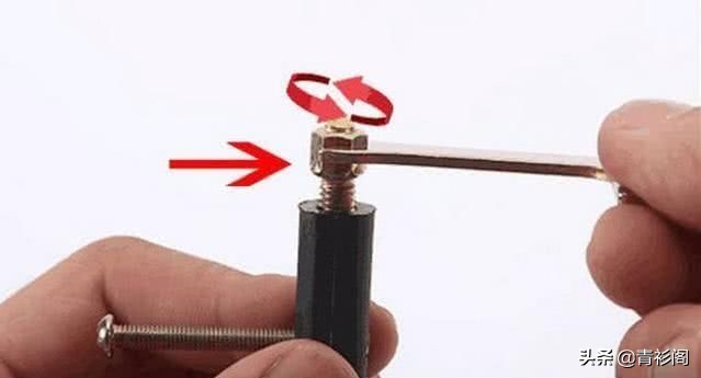 墙上插座整体松动用什么胶水,墙壁上的插座松动了如何解决