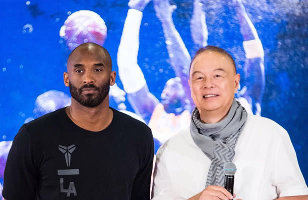 曾讽刺他打铁的全球“头号科蜜”,得知巨星陨落,哽咽说了些什么