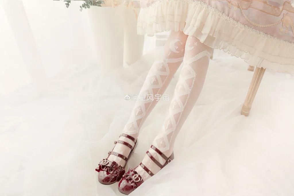 精致Lo娘必不可少的配饰？少女裙摆下的小心思，Lolita袜子安利