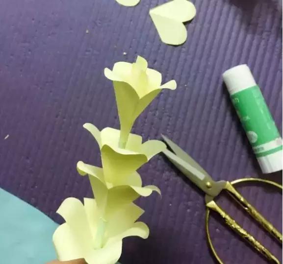 有颜色的玫瑰是怎么做出来的,白玫瑰怎么做七彩玫瑰