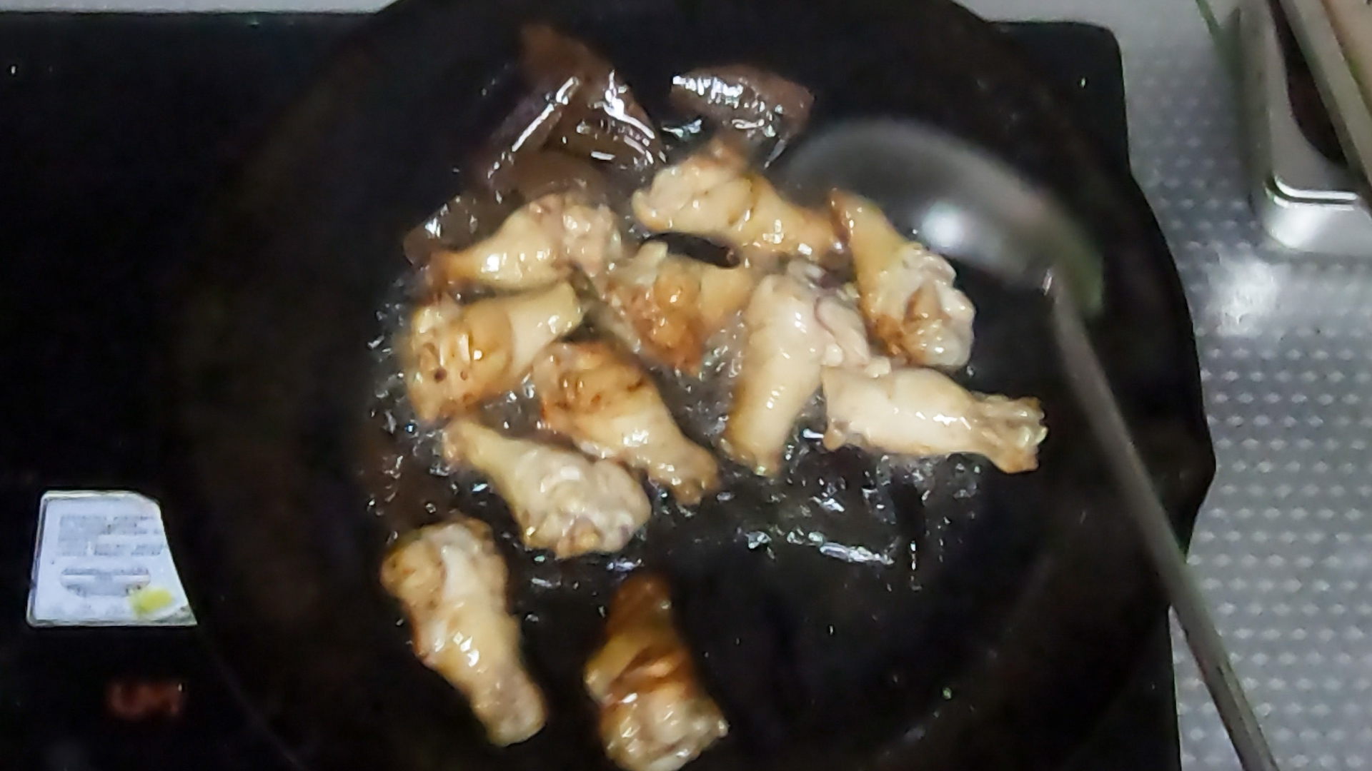 鸡翅根为什么做出来很腥,红烧鸡翅根做法味道超棒一看就会