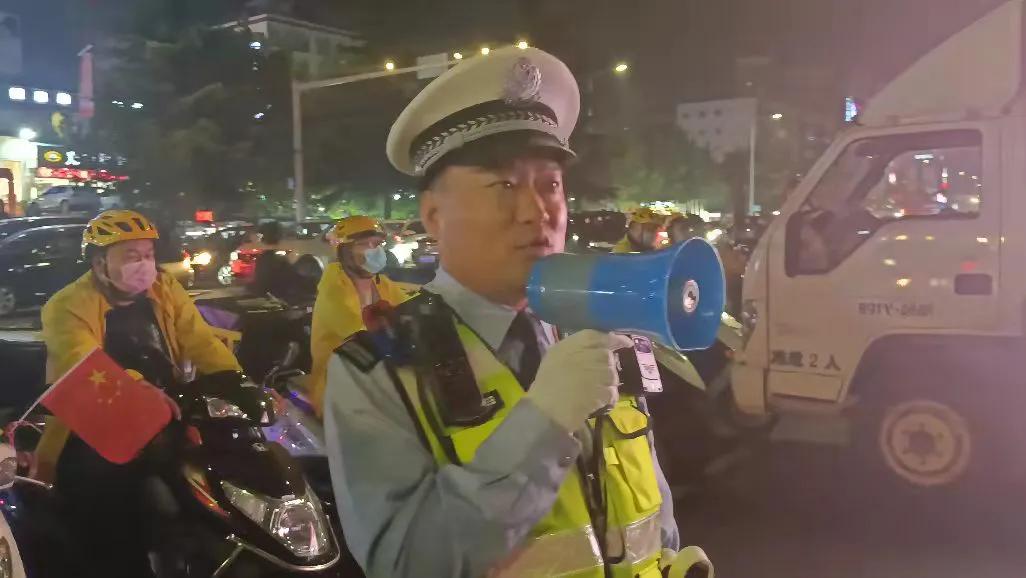 交警走进庙会开展交通安全宣传,洛宁交警开展交通安全宣传活动