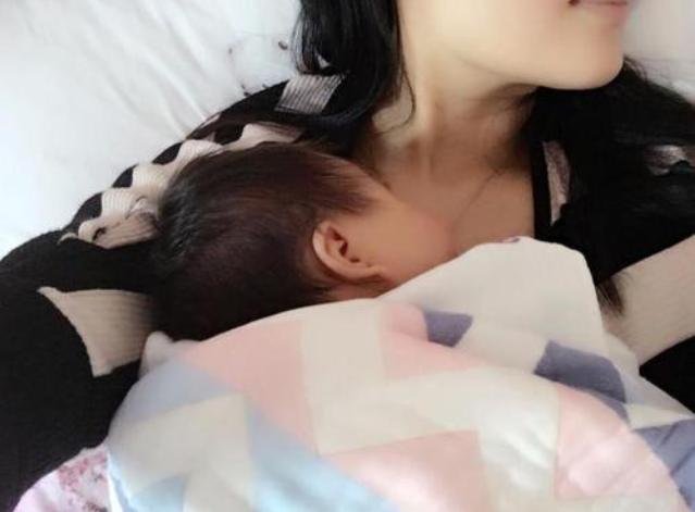 母乳宝宝喜欢“含奶而睡”,是出于这几个原因,真相很暖心