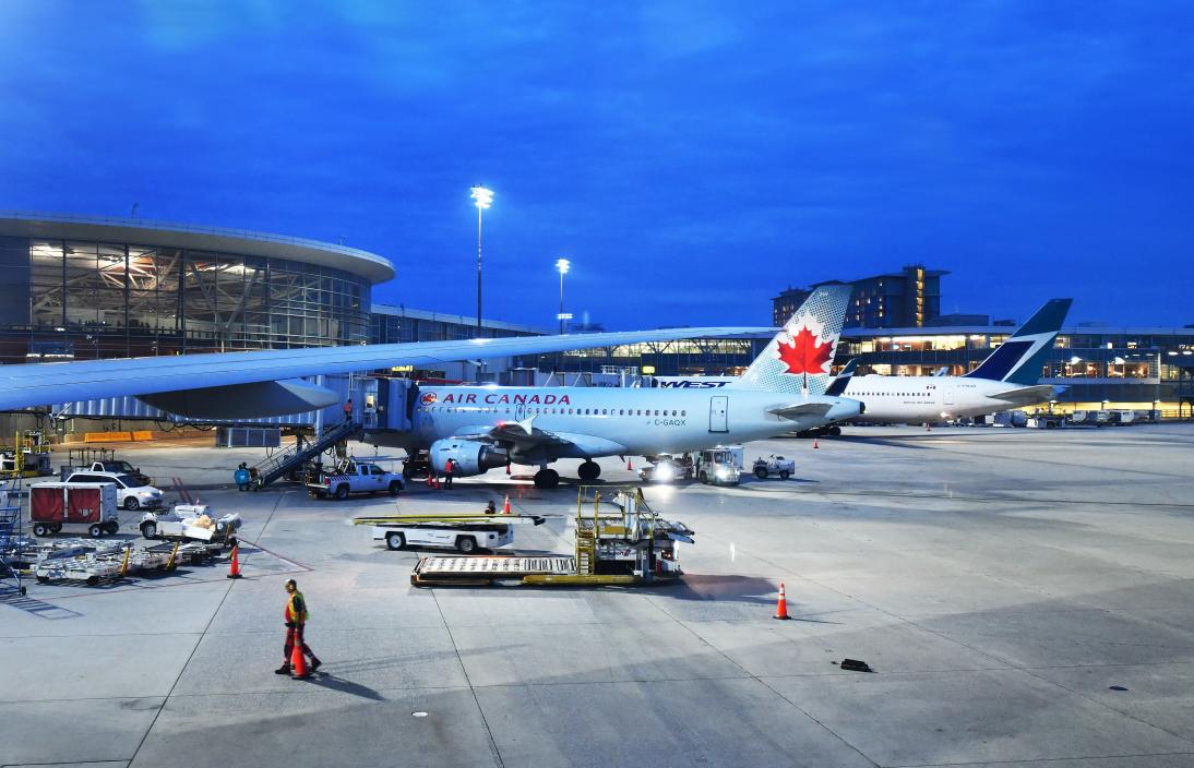 加拿大移民：当你的永久居民卡在加拿大境外到期时，该怎么办