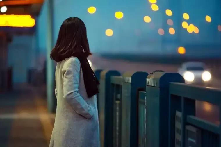 女子月薪四千买2万的包被丈夫痛骂！住城中村背LV的深圳人怎么说