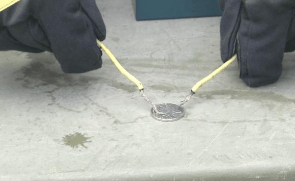 电动车充电口会有火花影响电瓶吗,电动车充电时会不会电人