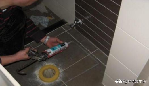 勋子:玻璃胶到底有没有毒?粘手,地板,玻璃,衣服上怎么处理?