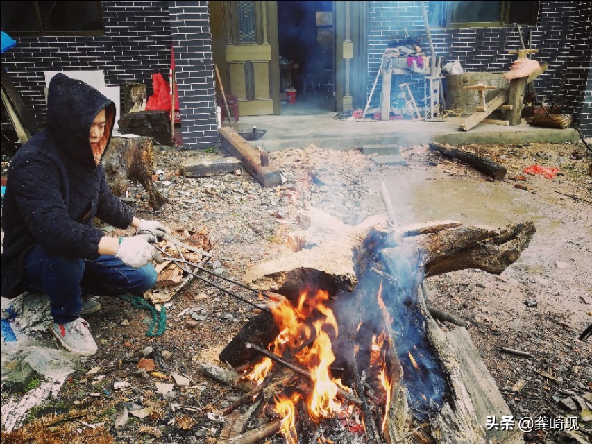 用根雕茶桌喝茶,根雕小茶桌泡茶