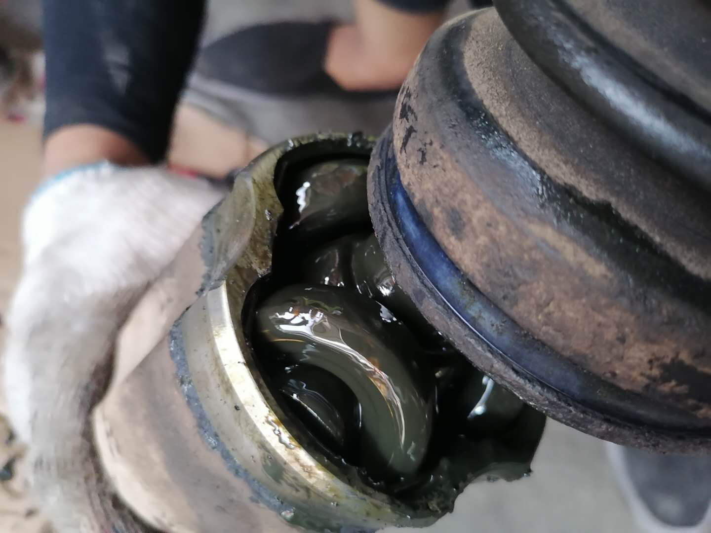 奇骏半轴球笼漏油的后果,奇骏半轴球笼坏了