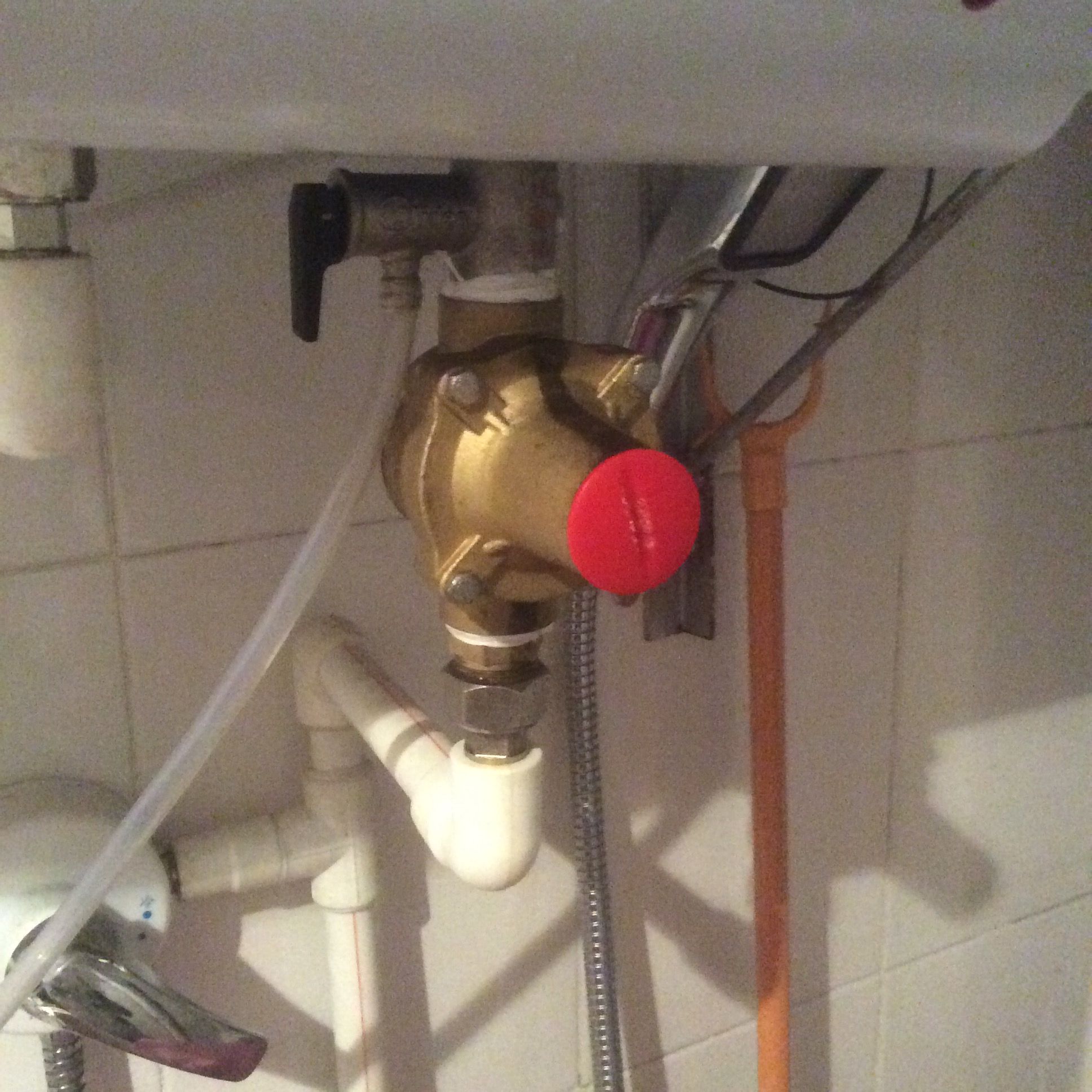 电热水器老是从排气阀门滴水不停,电热水器下面小阀门滴水原因