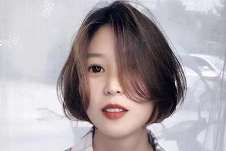 适合圆脸小个子微胖女生的发型,适合圆脸微胖女生发型短发微卷