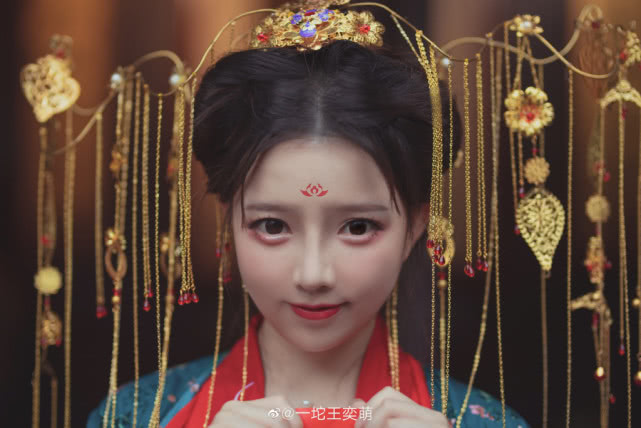 榛勬硥鎽嗘浮cos,榛勬硥鎽嗘浮cosplay