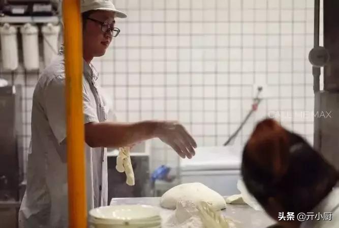 沈阳抻面鸡架视频,鸡架抻面