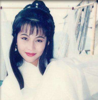 蔡少芬张晋全家福上热搜,三胎儿子“唐装”出镜,年味儿十足