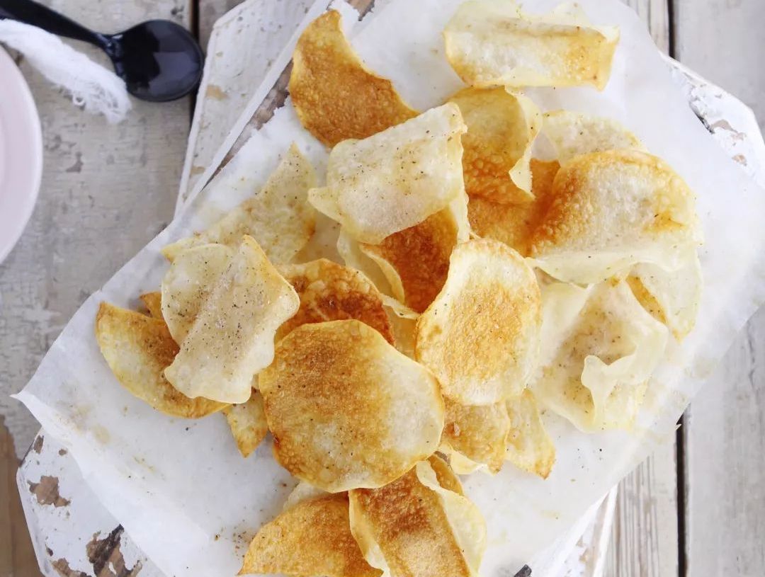 怎么做薯片简单又好吃又脆可保存,怎么在家自制原味薯片有味道的