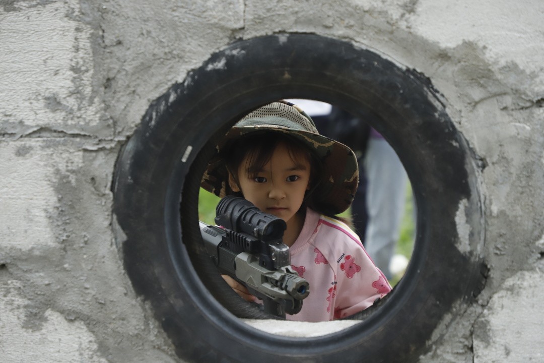 东莞东城莞师附小2022届604班,莞师附小学生踢球