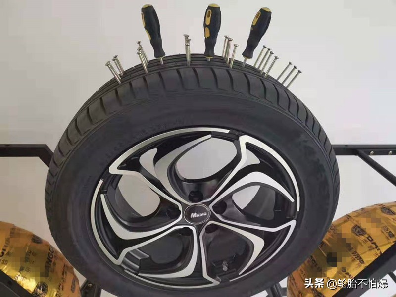 城市道路上行驶车胎被扎怎么办,高速车胎被扎如何走保险