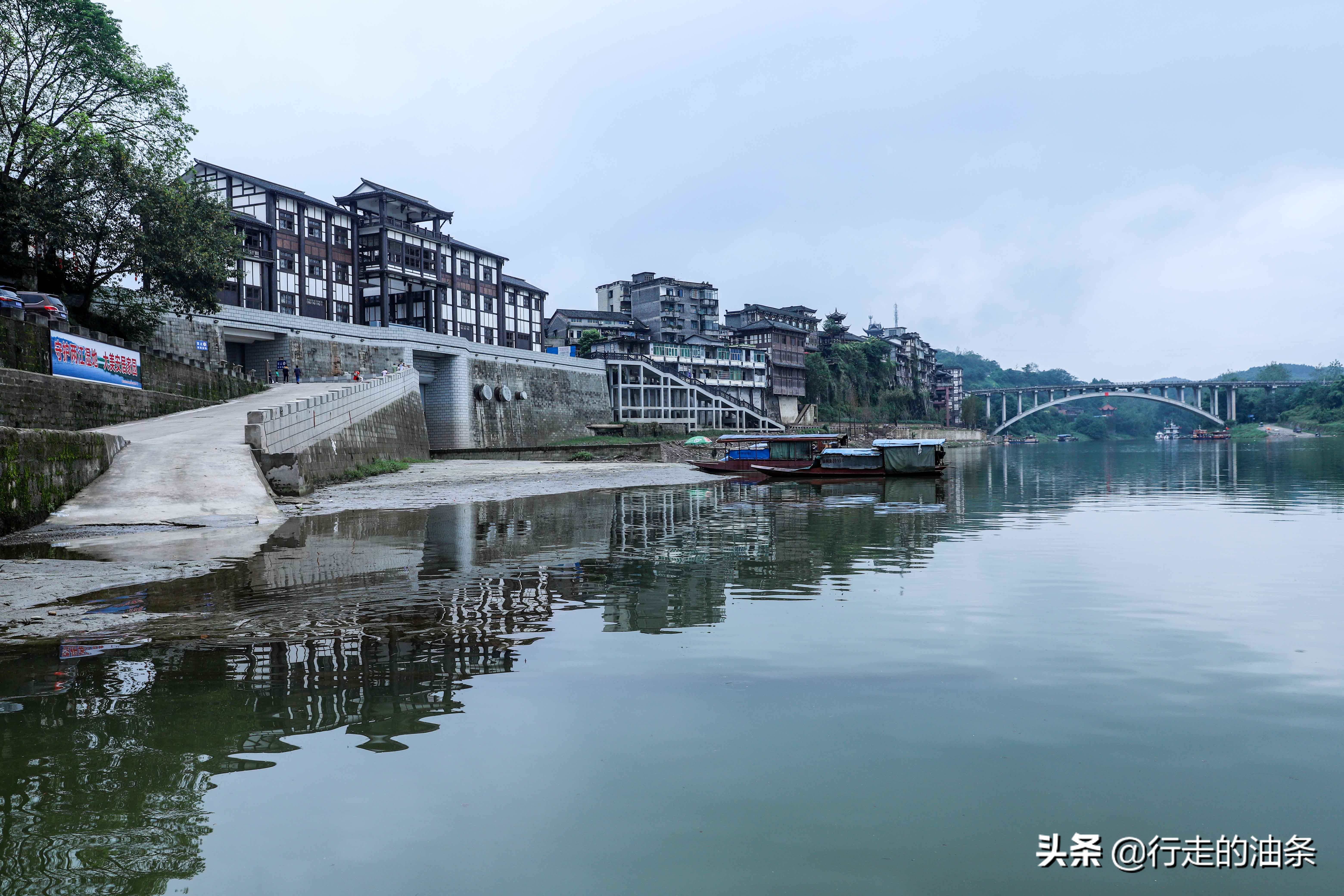 重庆旅游打卡老街磁器口,重庆自驾凤凰古城游记