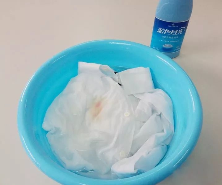 纯棉t恤白色发黄用什么办法洗,白t恤穿久了发黄怎么变白