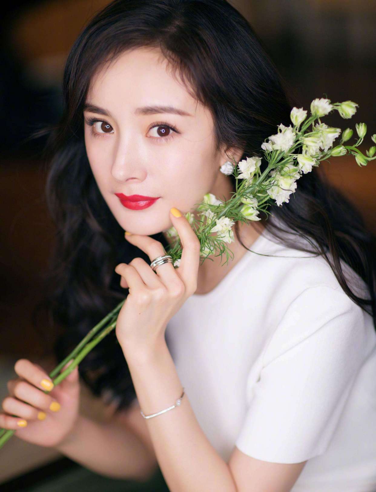 杨幂走路姿势动图,杨幂爬凳子姿势