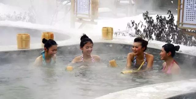 过年放下手机陪家人打牌,过年回家和朋友一起打麻将