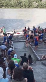 妹妹因为压力大哭了很久怎么安慰,妹妹受伤疼痛难忍姐姐心疼