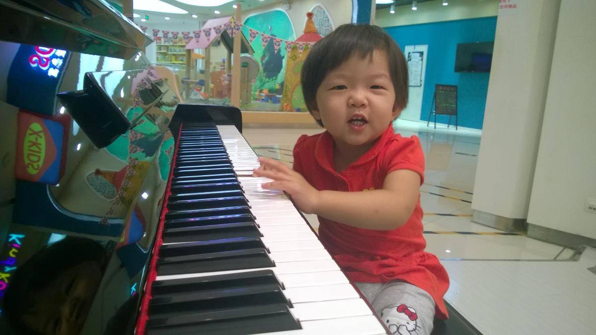 练习钢琴光线不足会伤眼,实测“明基专业钢琴灯”