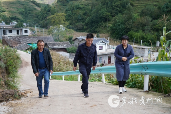 “高冷”缉毒硬汉化身群众的“亲民书记”