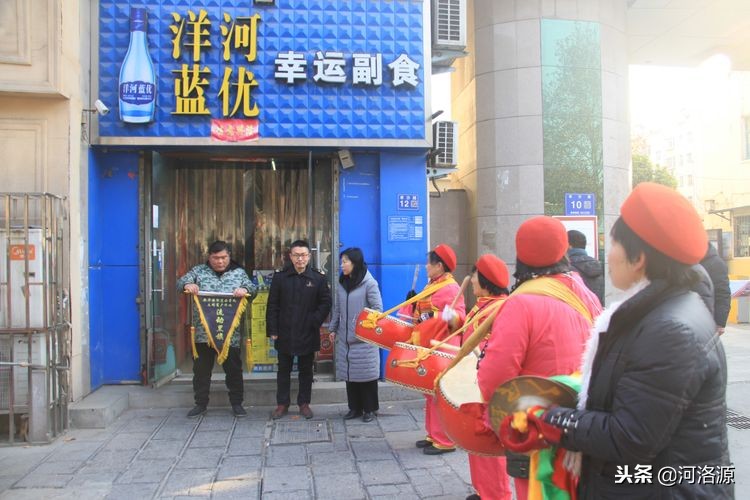 巩义市新华路街道“流动红黑旗”评比促使商户文明经营蔚然成风