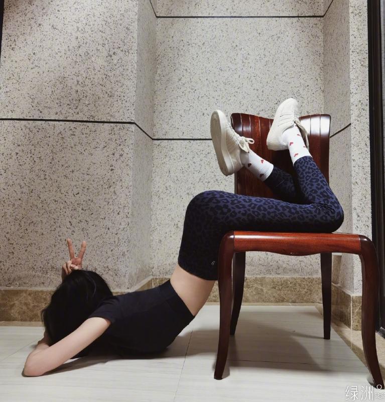 杨幂挑战漫画腰身材,杨幂练腰部的视频