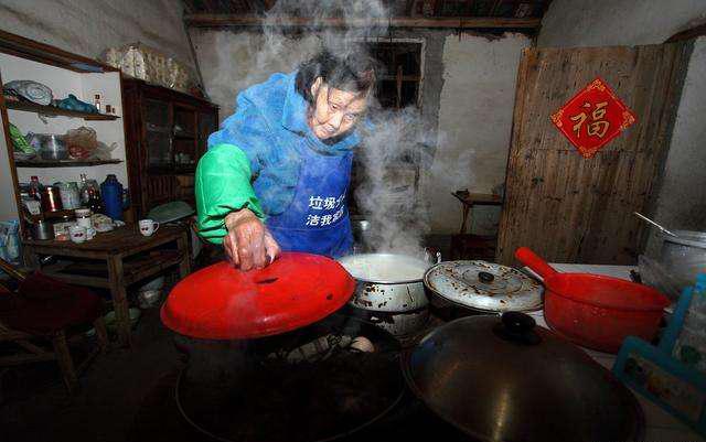 8旬奶奶每天村口卖早餐,凌晨2点起床,5毛钱一份,27年没涨价