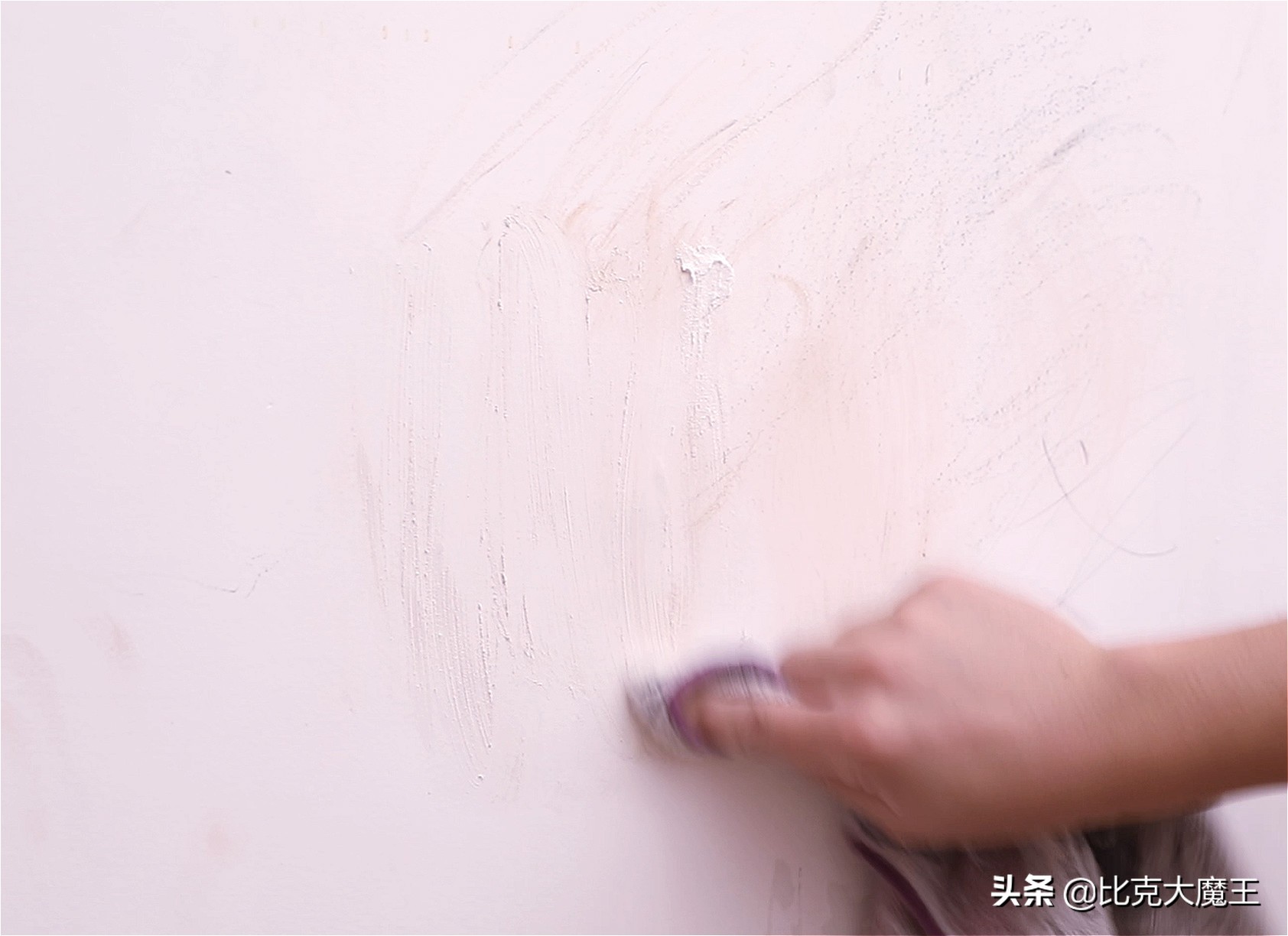 白墙脏了不用重新刷，墙壁上抹一点，简单擦一擦就干净，省力省事