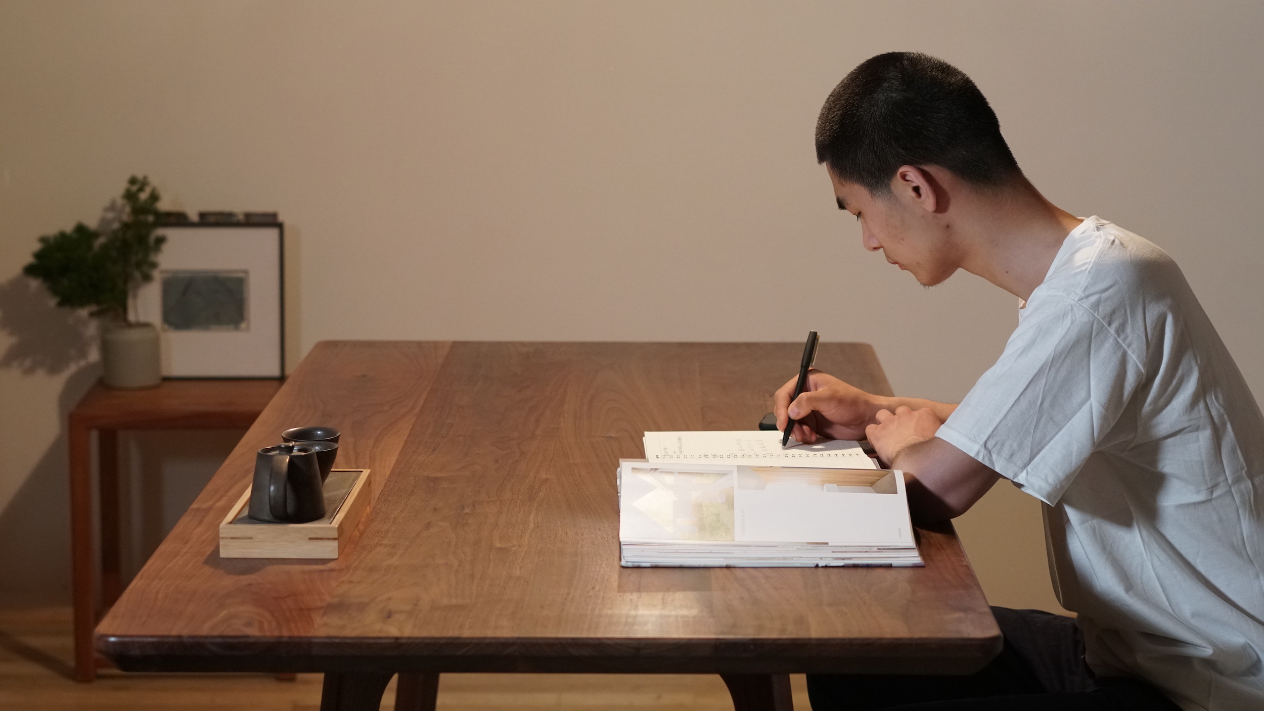 选家具选板木结合还是实木,选家具要选实木的