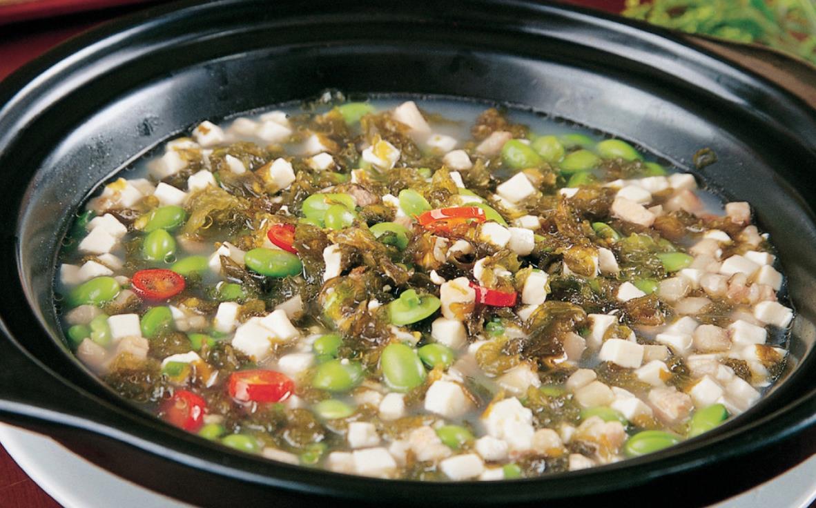 刚刚从树上采鲜木耳怎么做才好吃,野外采摘木耳的做法