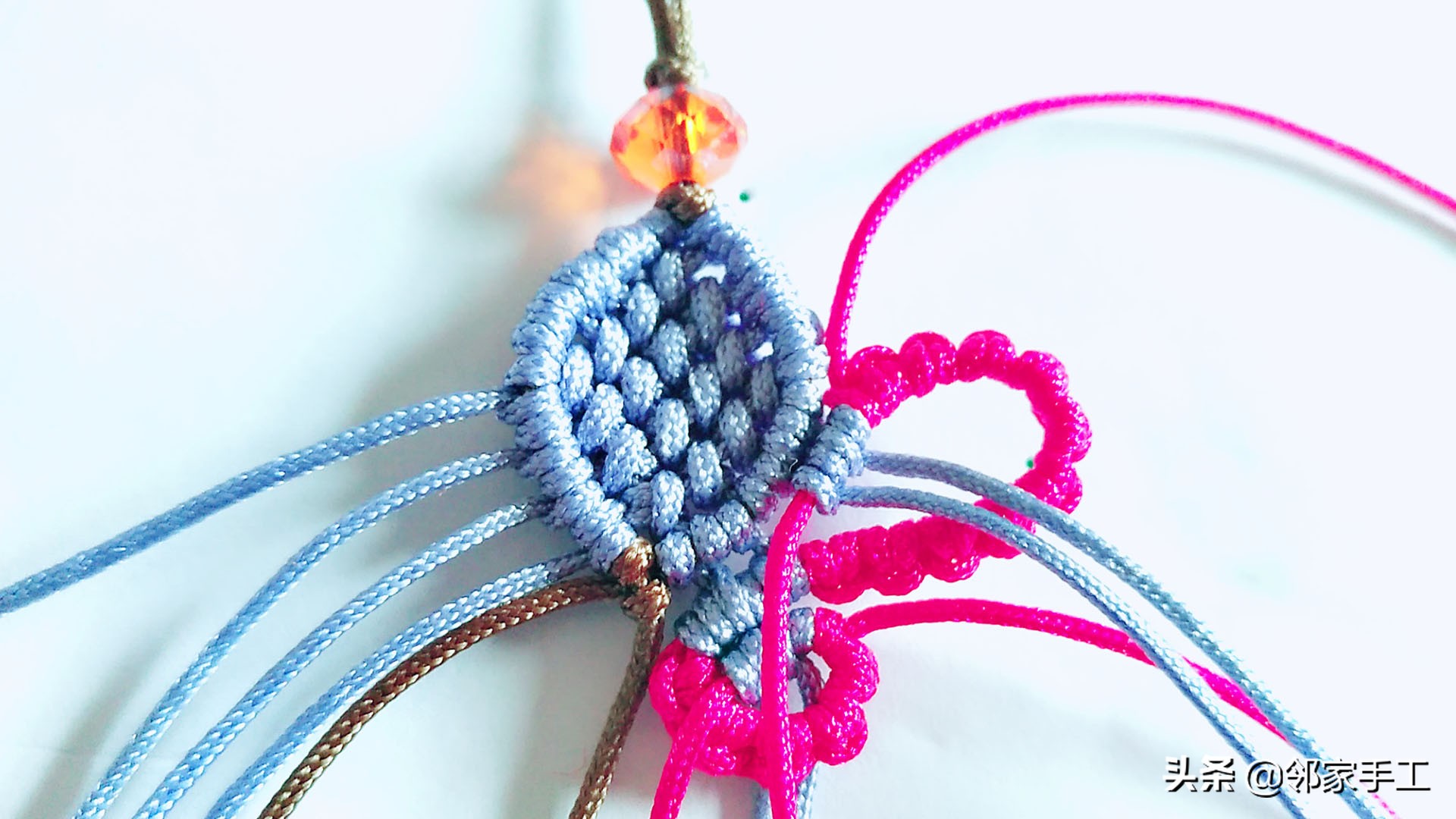 编蝴蝶手机挂件教程,带扣子的手机挂件编法