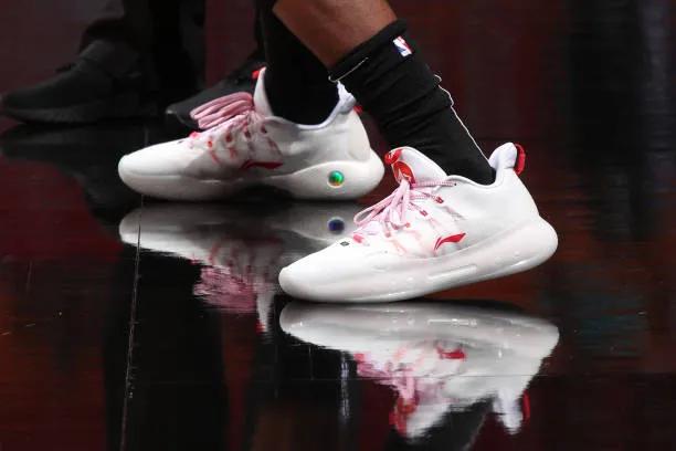 NBA球员上脚：卡鲁索穿安踏球鞋，巴特勒的驭帅14很骚气