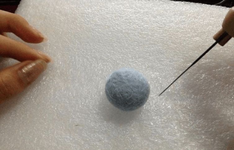 羊毛毡温暖手作,羊毛毡怎么在球上戳出爱心