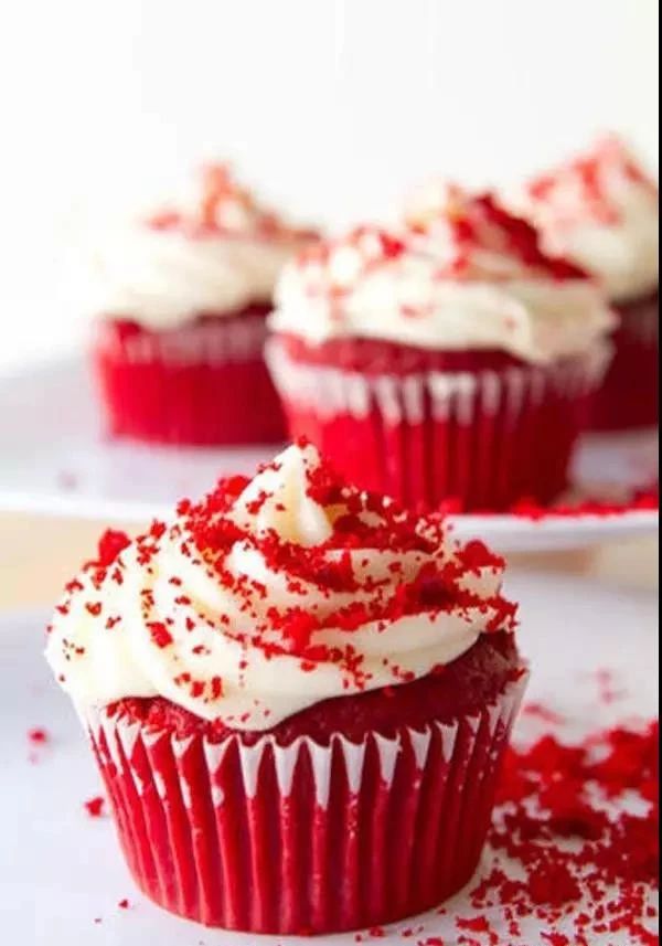 红丝绒蛋糕一口就甜到心里,红丝绒蛋糕开启甜蜜每一天