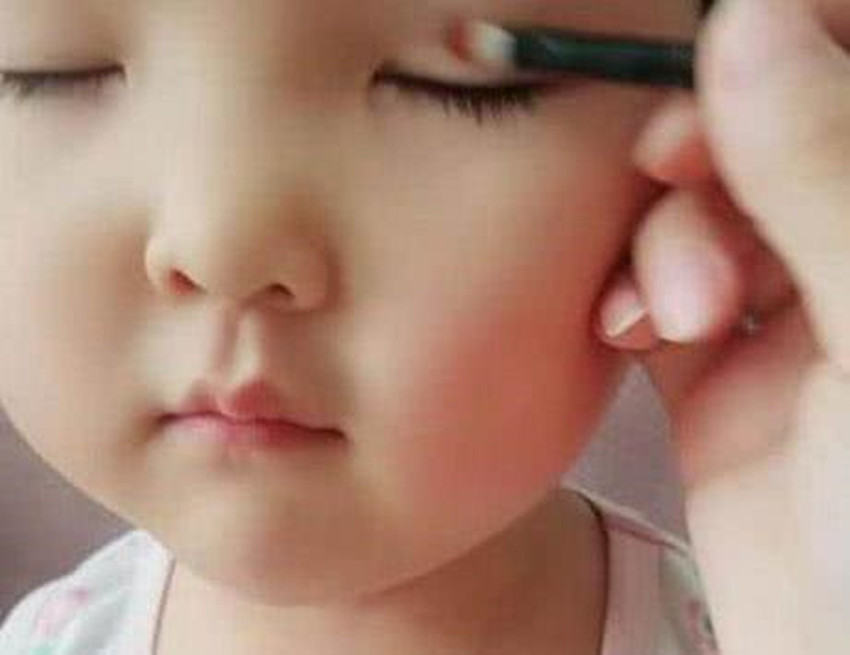 妈妈强行给1岁女儿割双眼皮,妈妈给割双眼皮