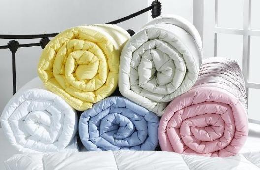 晒完被子为什么感觉被子有点潮,被子晒完为什么很热乎