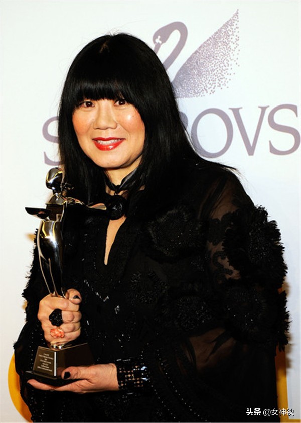 营造魅惑和妖娆的时尚女王，第一位世界顶尖华裔设计师安娜苏