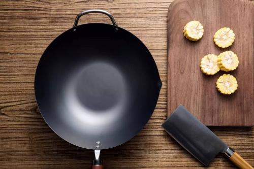 超简单的方法让铁锅不生锈不粘锅,生锈的铁锅别扔了学会这个小窍门