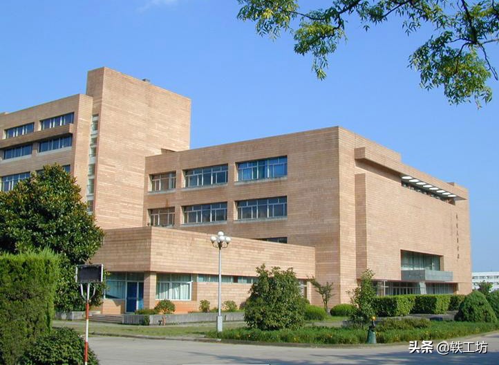 这三所“非双”师范大学,毕业生很容易进入体制内,考上就是赚到