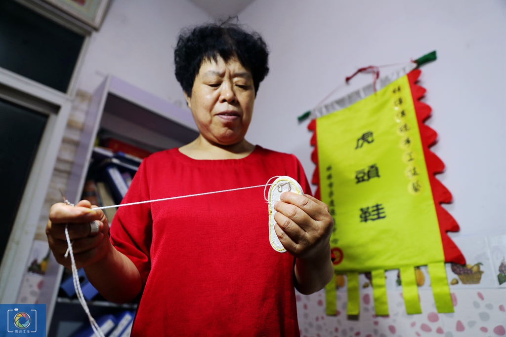 一双虎头鞋，传承100多年，别人种地他和妻子做鞋，一双能卖200元