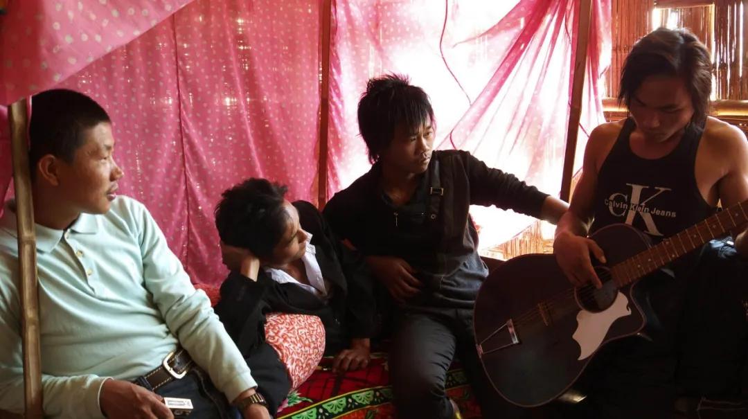 家人贩毒、偷渡、挖玉......他活成了一部电影