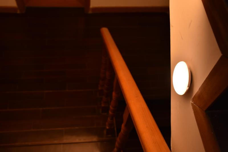 小夜灯充电就亮不充电就不亮,小夜灯充电正常就是不亮