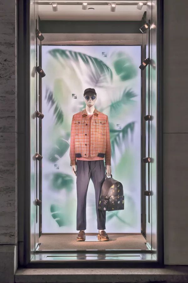 2018国际大牌春季橱窗丨店铺春色关不住，客似云来